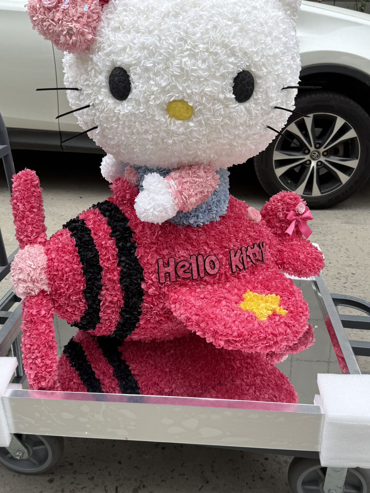 Hello Kitty Doll Crafted from Preserved Flowers - Eternal Floral Plush, Ideal for Valentine’s Day Gift