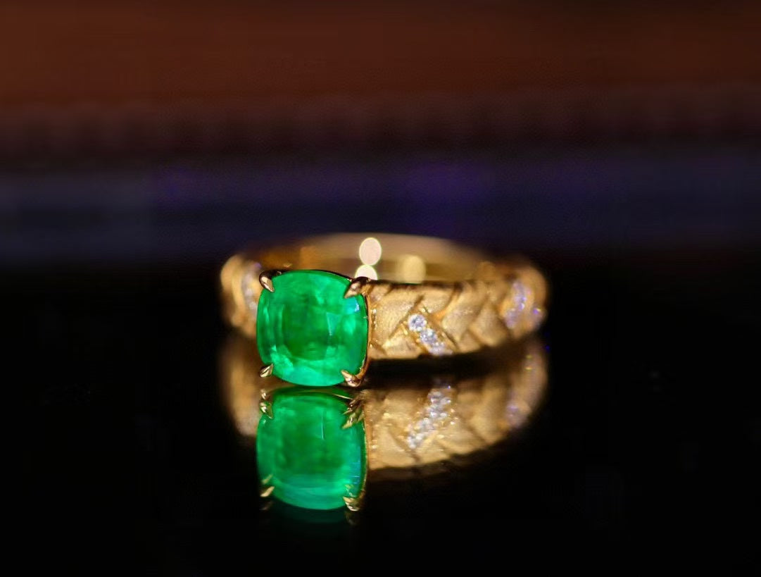 Retro and fashionable high-end feeling | Emerald ring