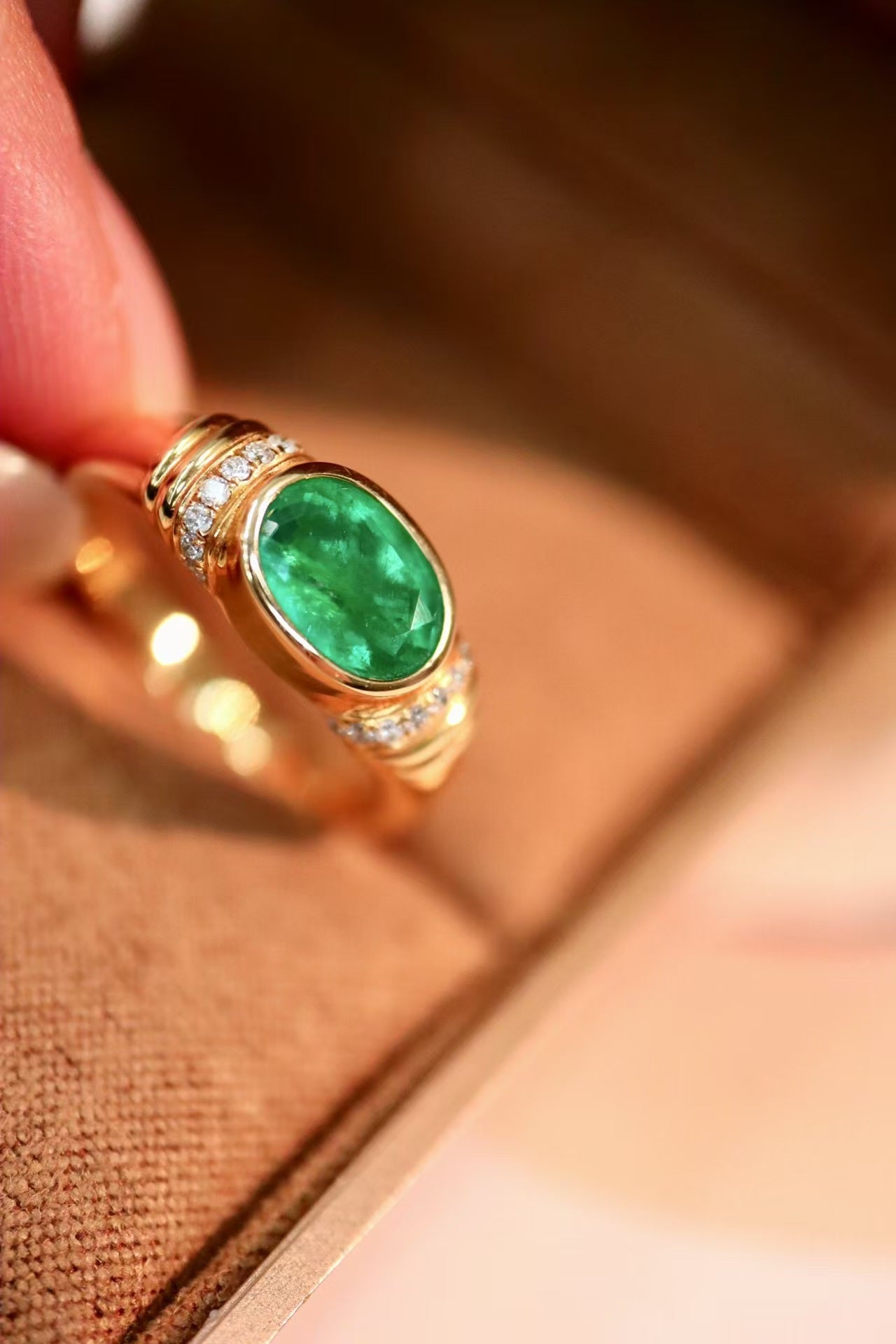 18K Emerald Ring VVG Muzo Green