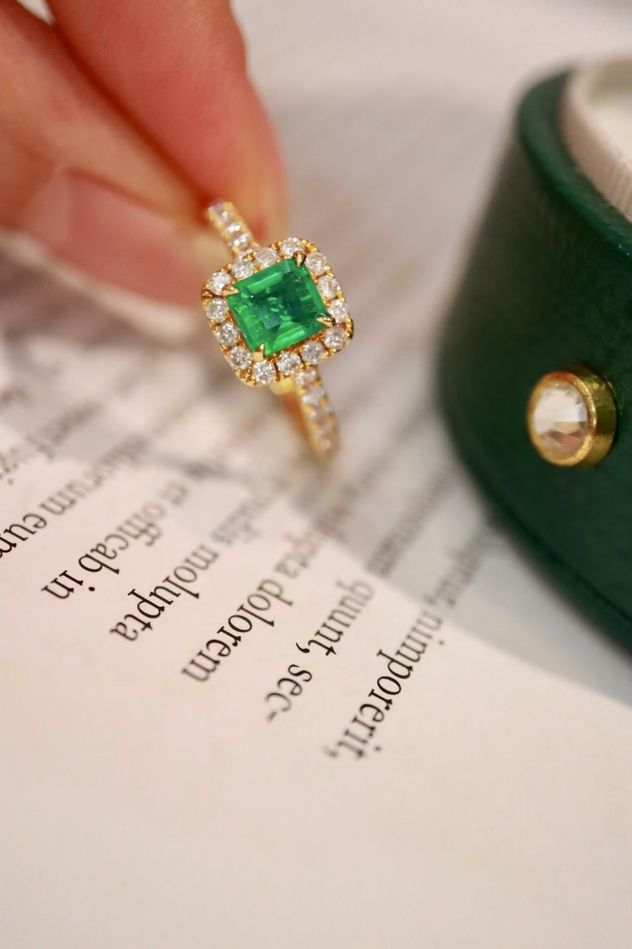 18k natural emerald ring