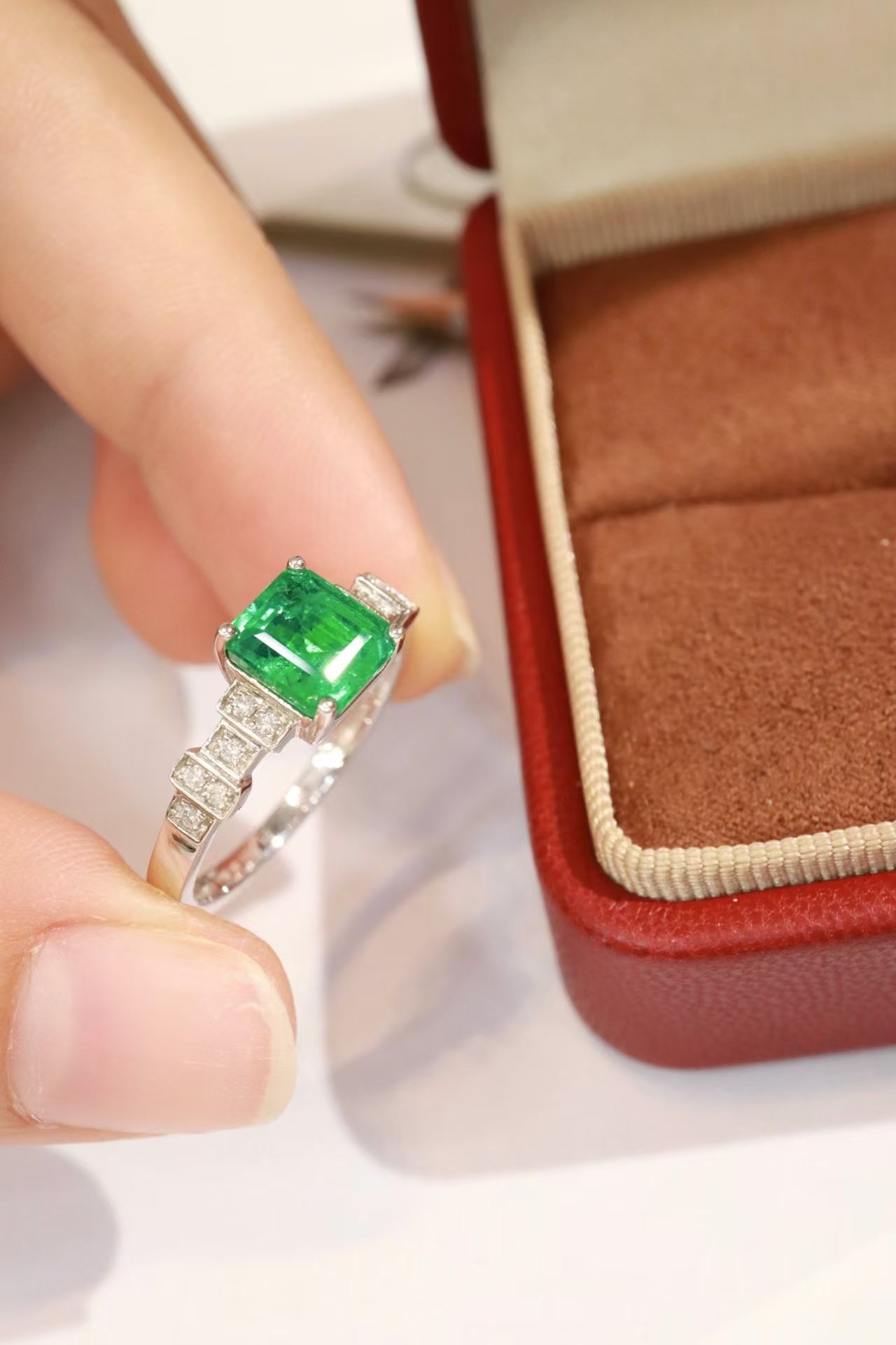 18k natural emerald ring