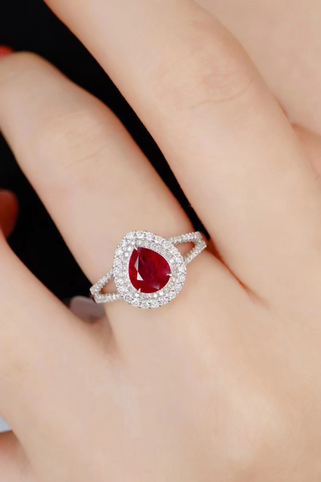 Natural unheated pigeon blood ruby ring, the crystal is clean and transparent, the fire is very sparkling