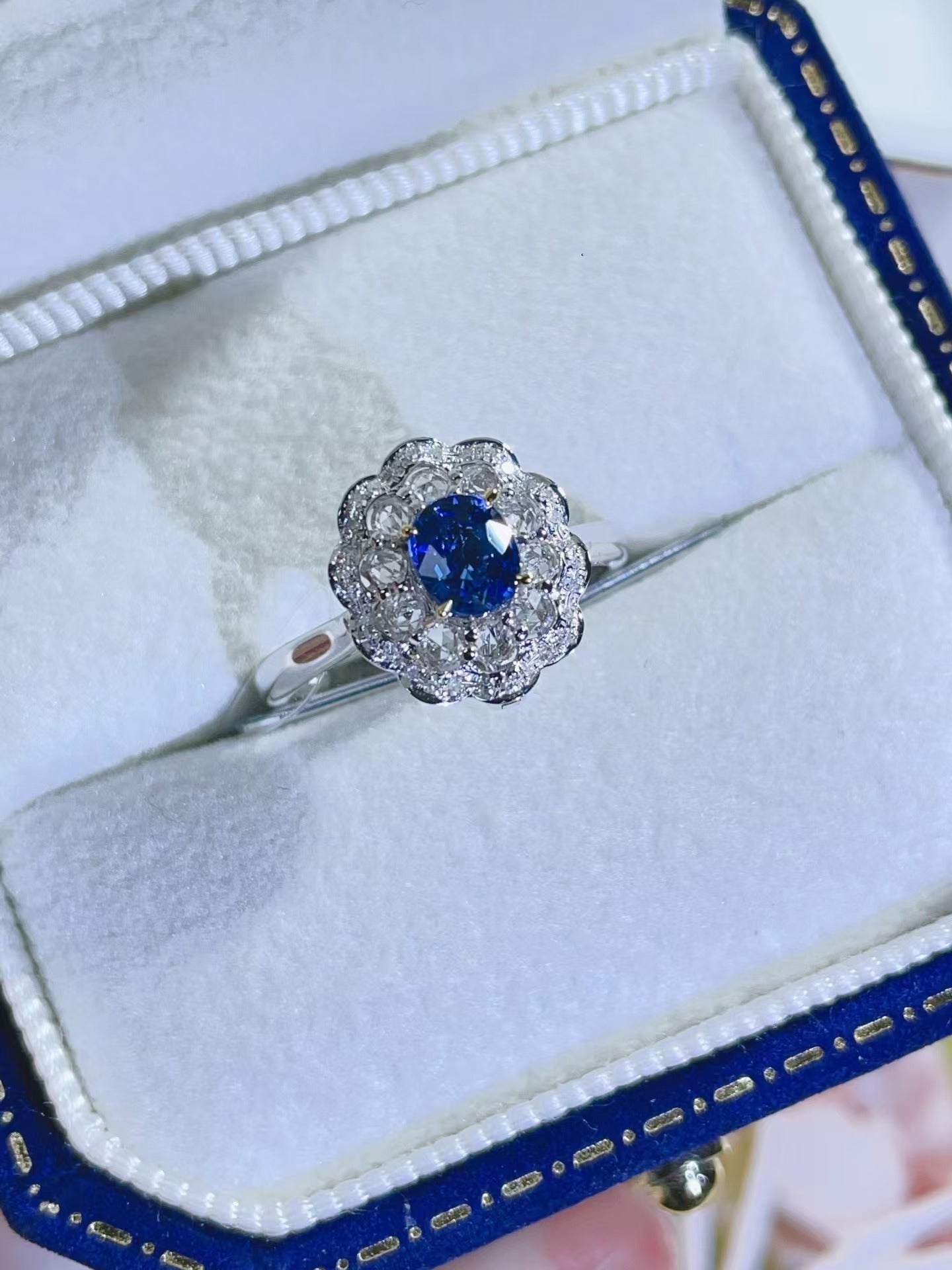 18K gold natural sapphire ring, excellent color and fire