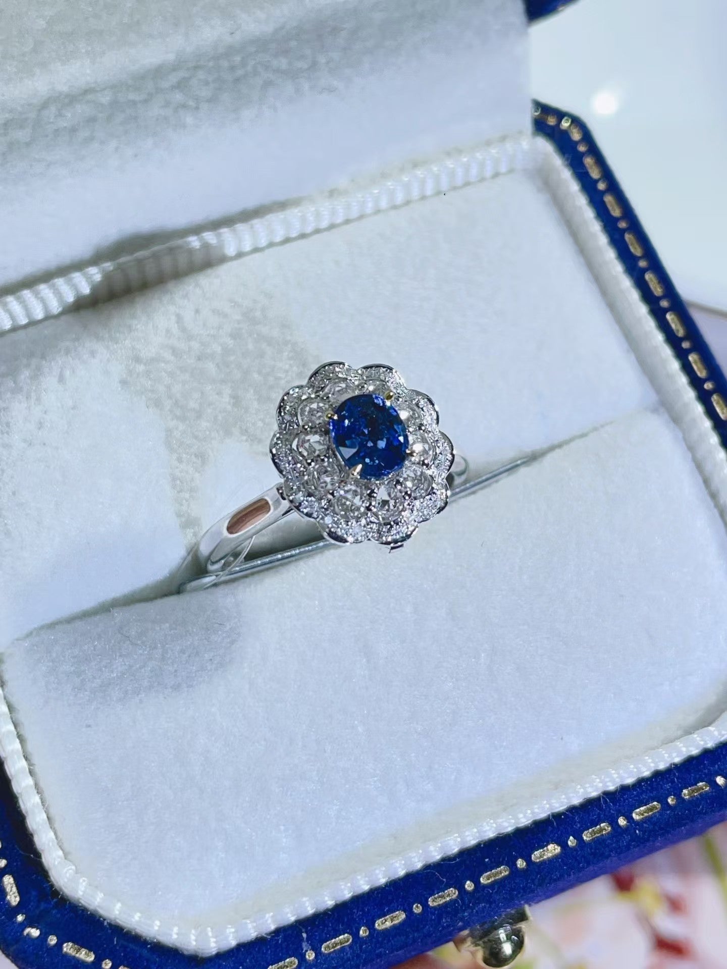 18K gold natural sapphire ring, excellent color and fire