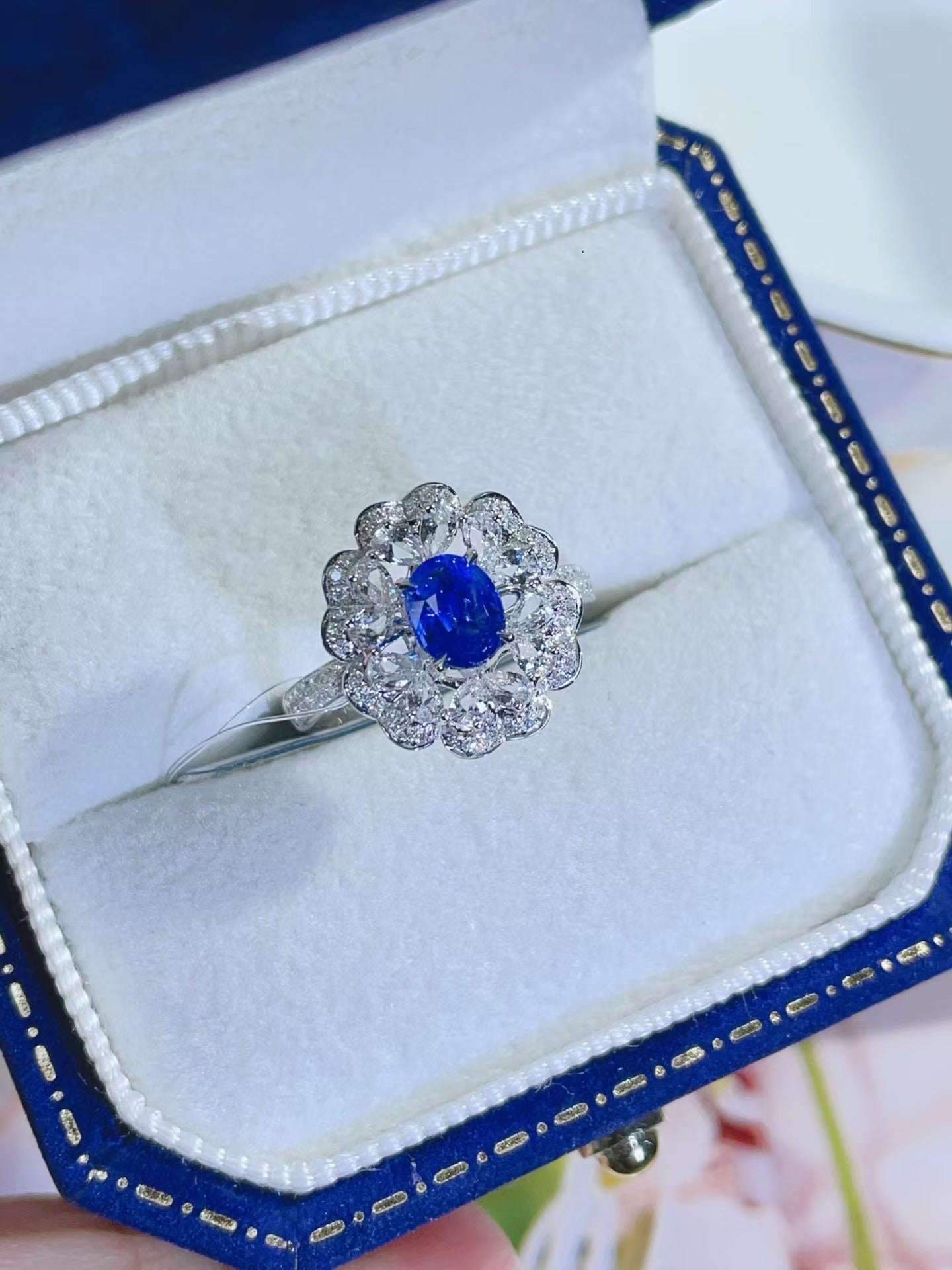 18K gold natural sapphire ring with excellent color and fire