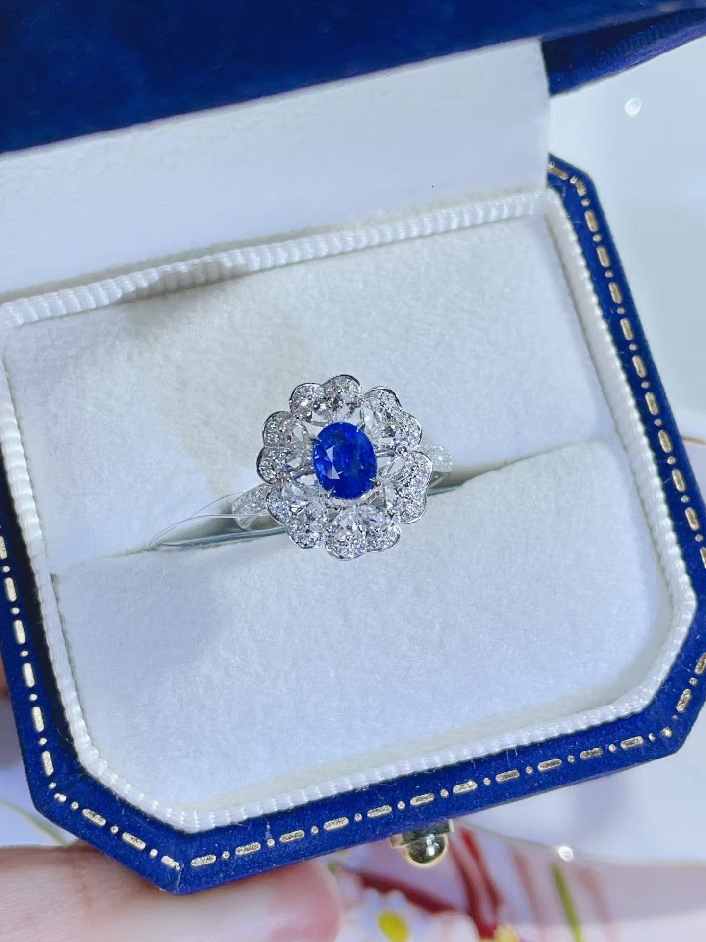 18K gold natural sapphire ring with excellent color and fire