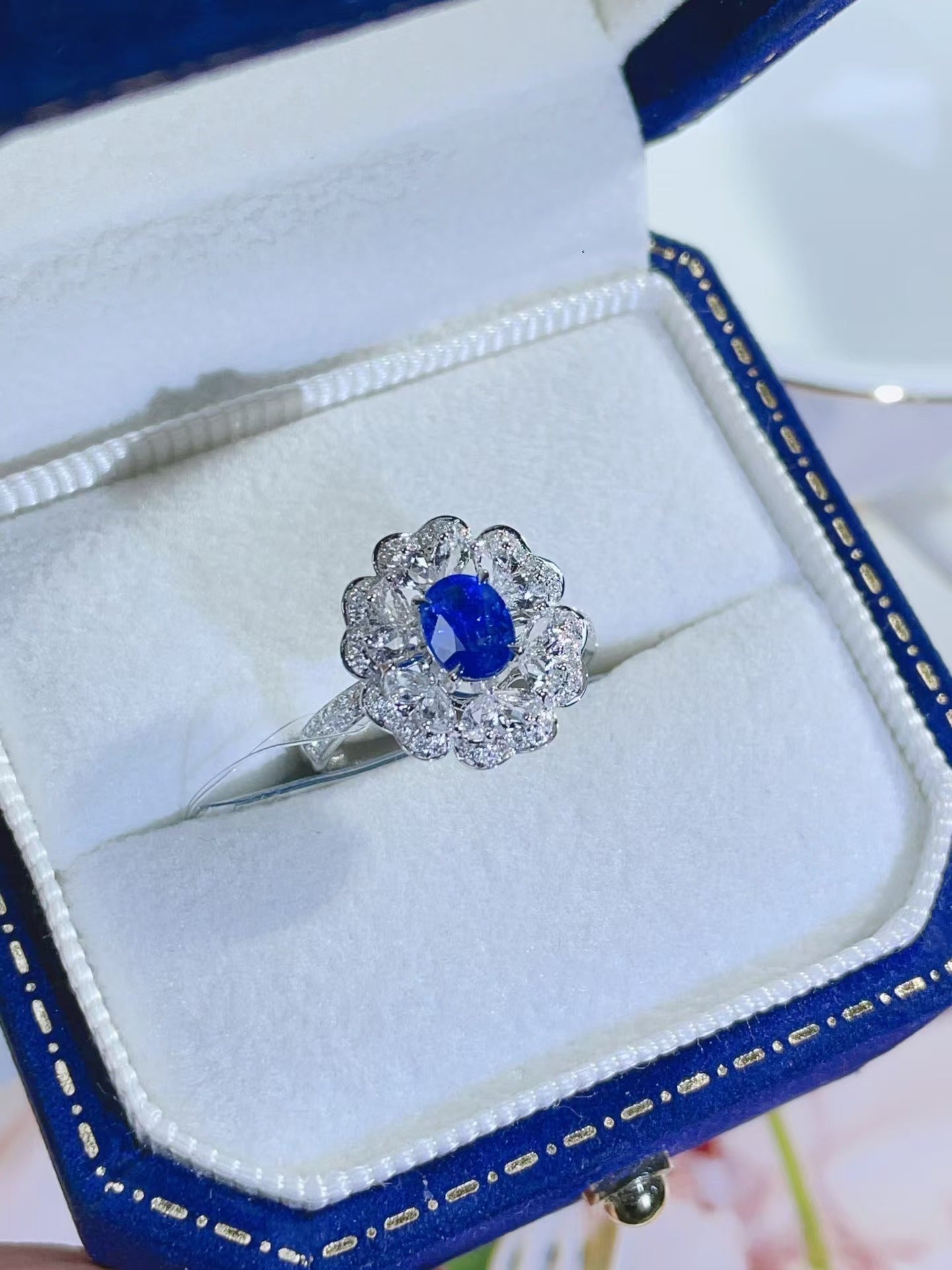 18K gold natural sapphire ring with excellent color and fire