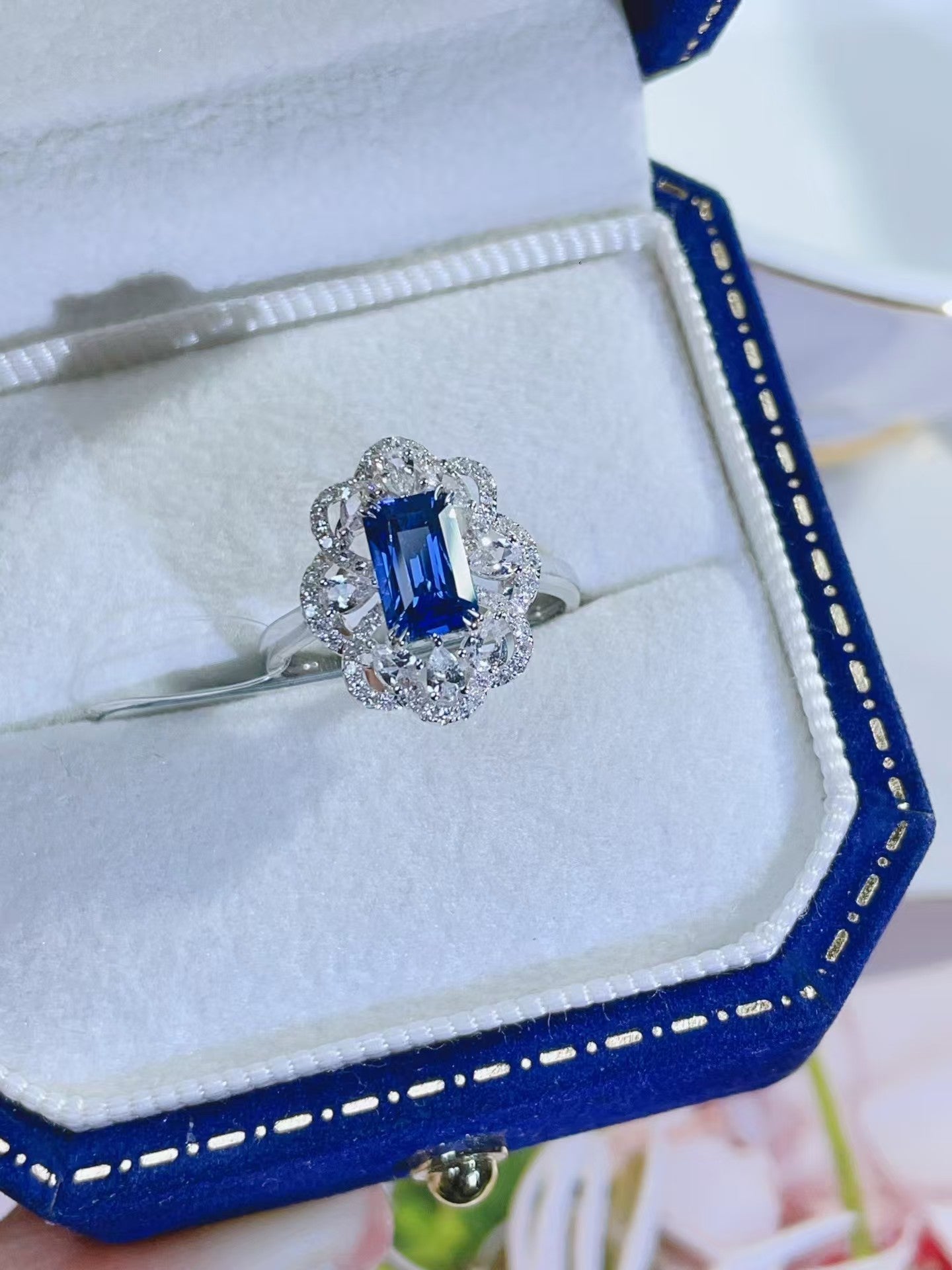 18K gold natural sapphire ring with excellent color and fire.