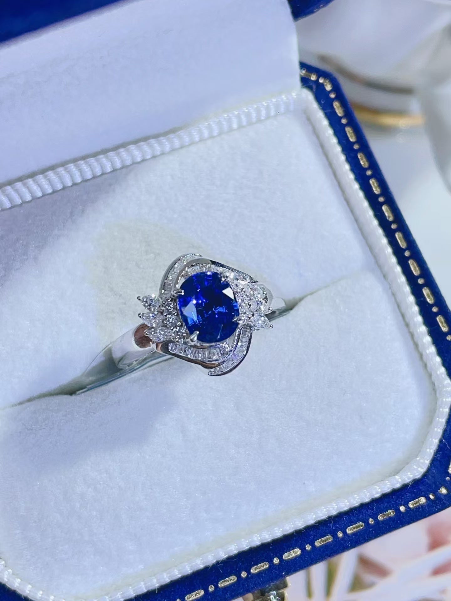 18K gold natural sapphire ring, excellent color and fire,