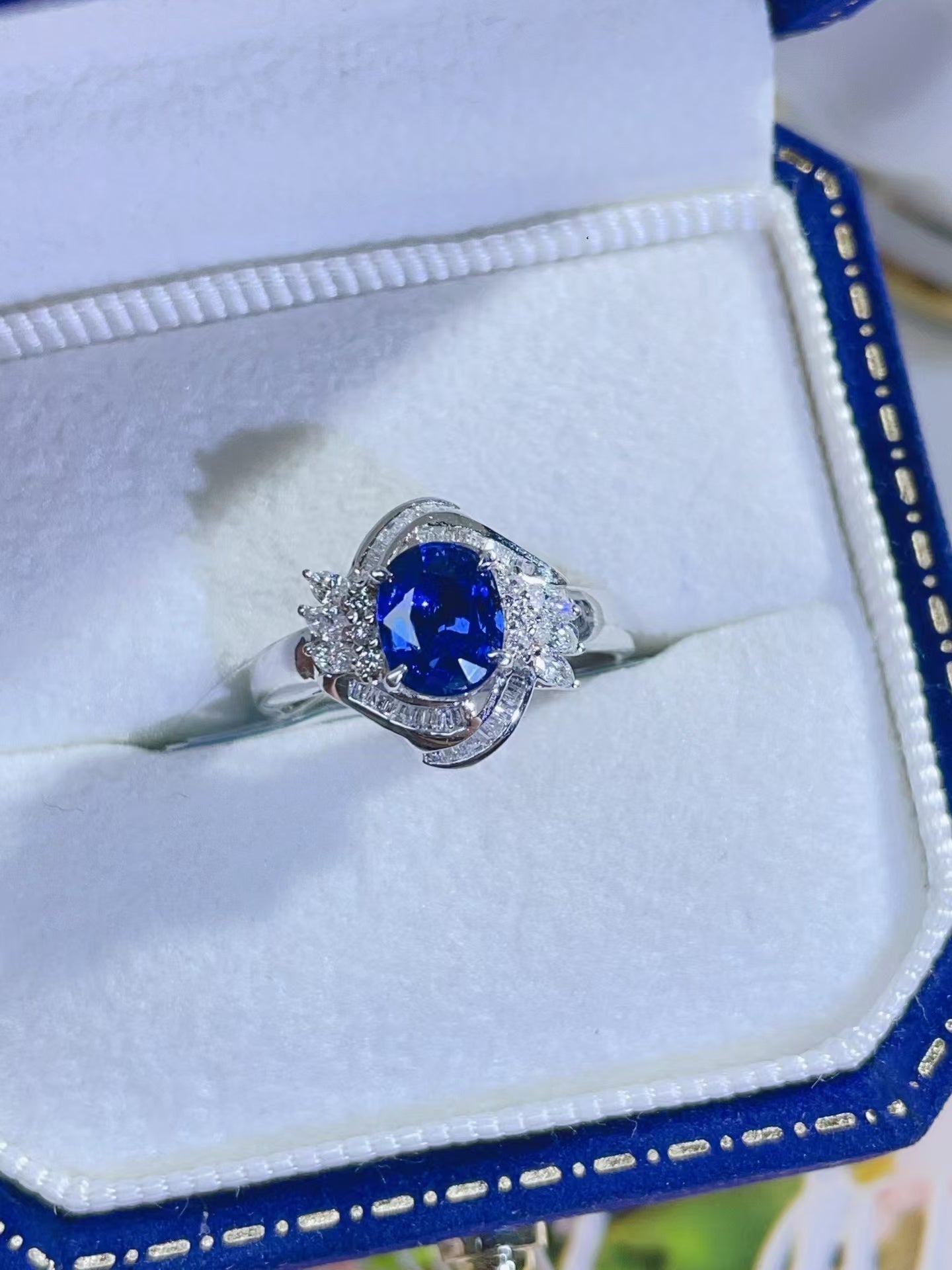 18K gold natural sapphire ring, excellent color and fire,