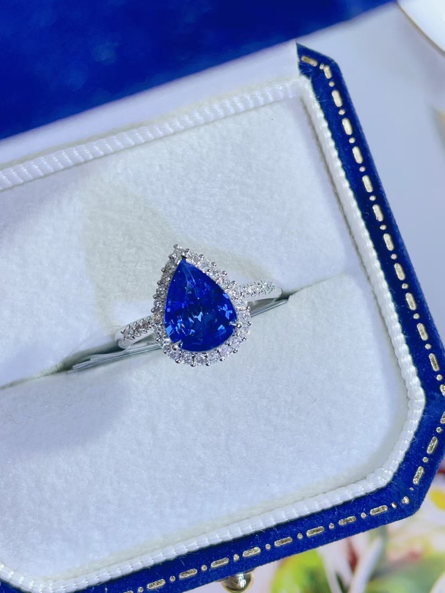 18K gold natural sapphire ring with excellent color and fire,