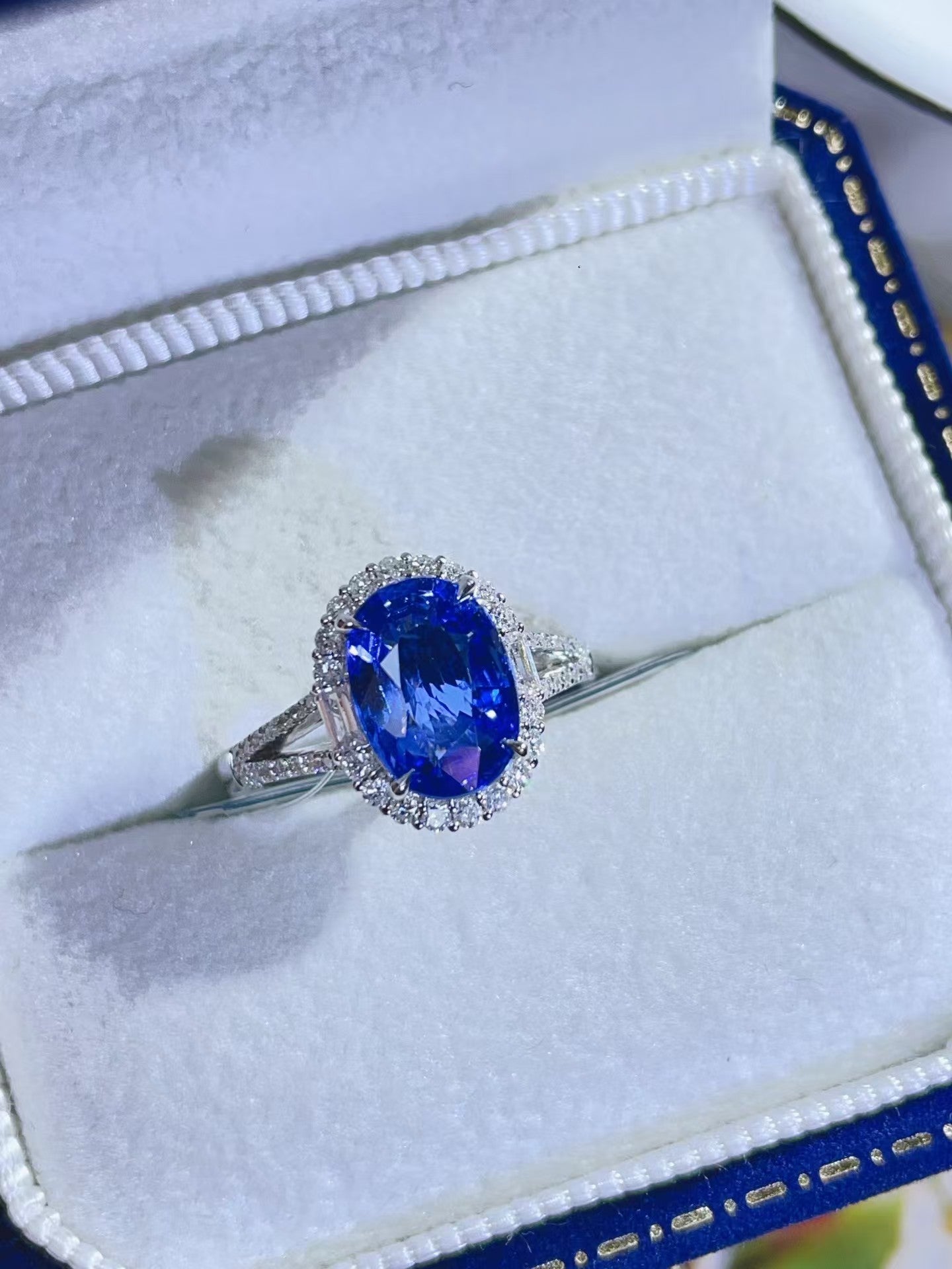 18K gold natural sapphire ring with excellent color and fire.