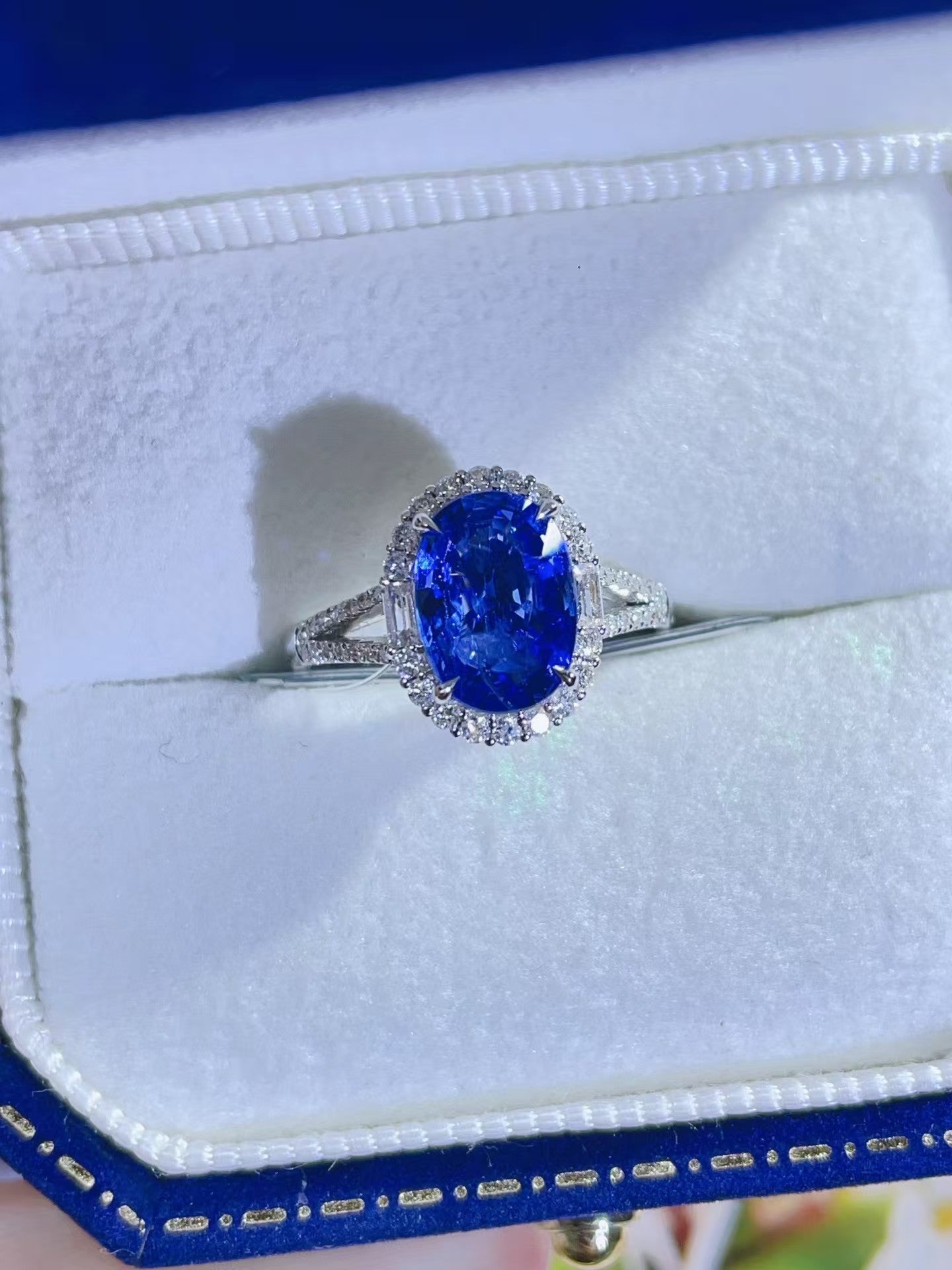 18K gold natural sapphire ring with excellent color and fire.