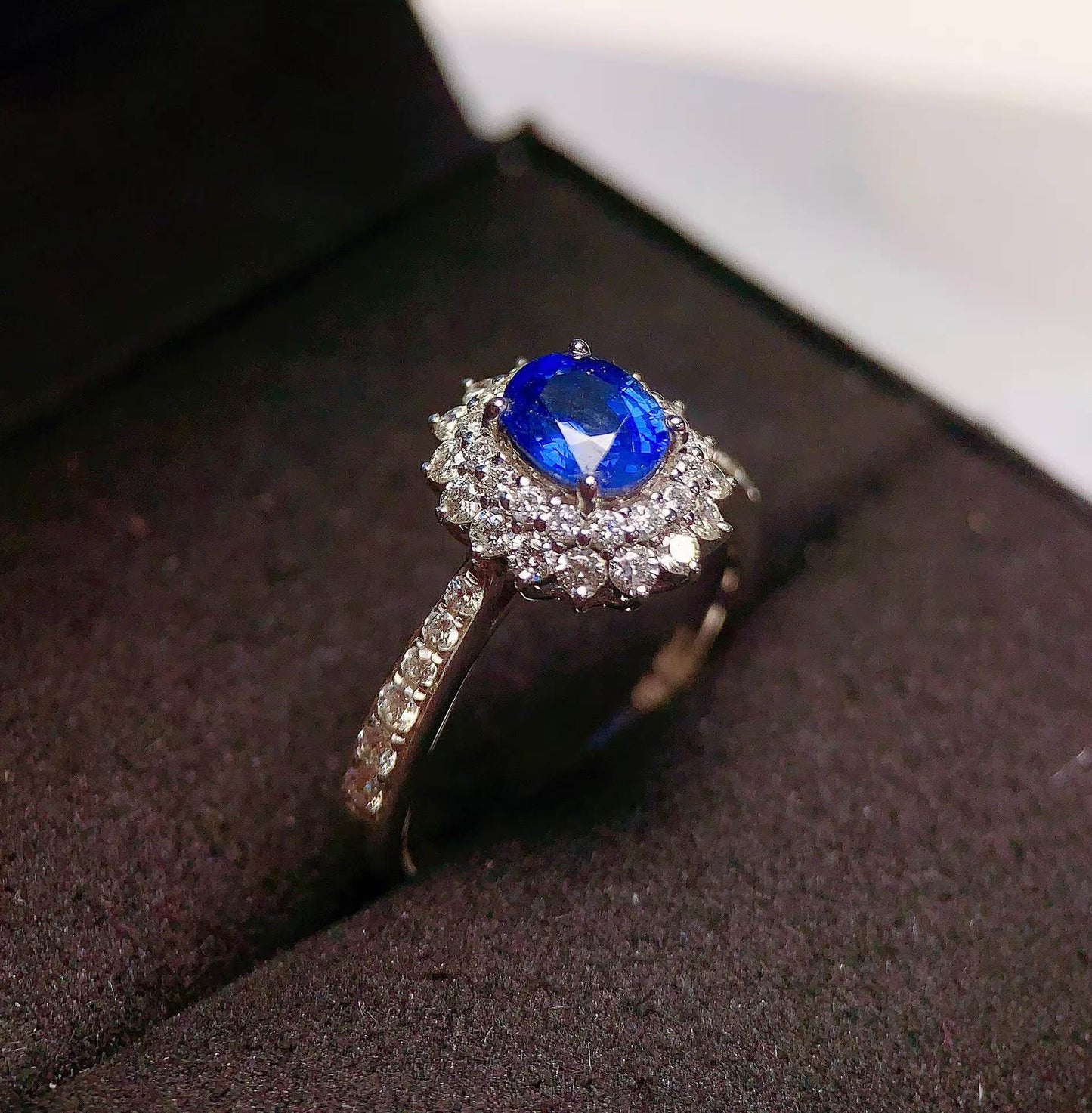 Rich and deep sapphire🌌18k gold unheated sapphire ring