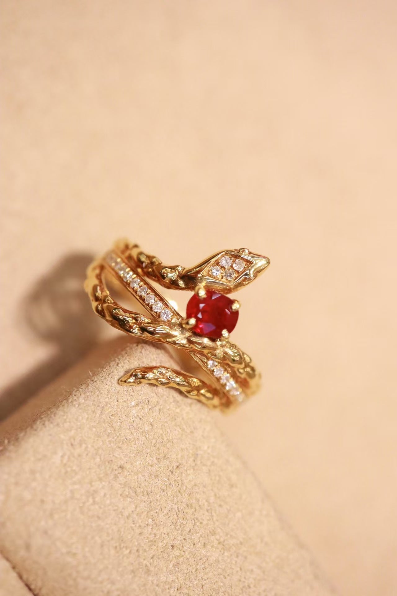 Pigeon blood red, stylish and unique design style 18K natural ruby ring