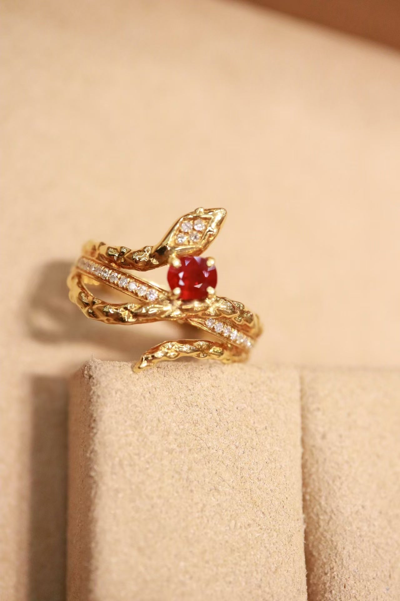 Pigeon blood red, stylish and unique design style 18K natural ruby ring