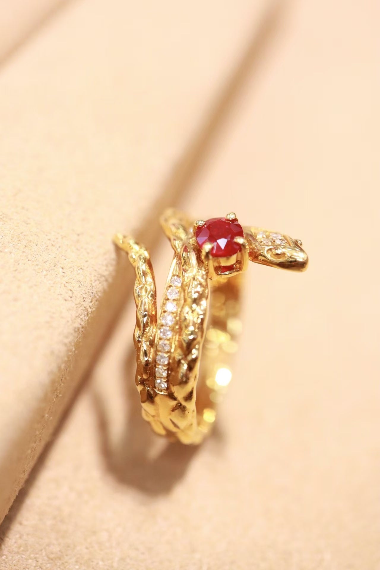 Pigeon blood red, stylish and unique design style 18K natural ruby ring