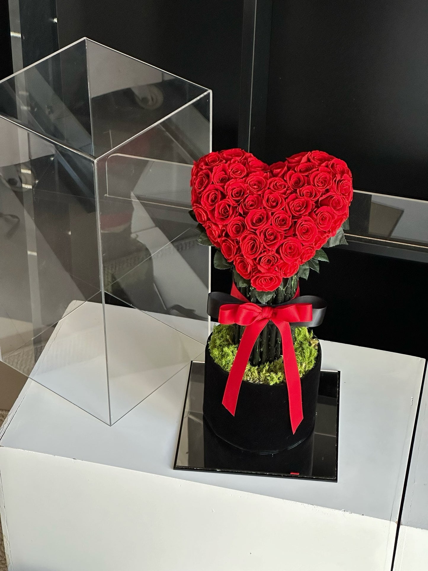 Heart-shaped red roses that never fade - eternal roses preserved flowers for her unique Valentine's Day gift for girlfriends and lovers