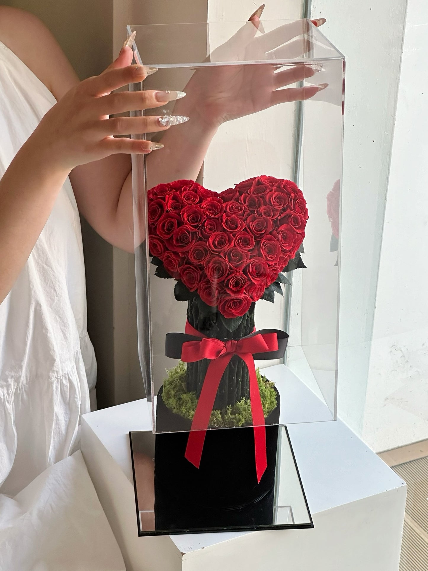 Heart-shaped red roses that never fade - eternal roses preserved flowers for her unique Valentine's Day gift for girlfriends and lovers