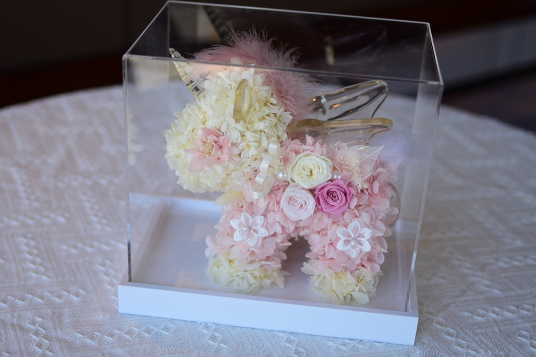 Timeless Artistry in Bloom: The Preserved Flower Unicorn Sculpture. An Everlasting Masterpiece for Birthday & Celebrations.