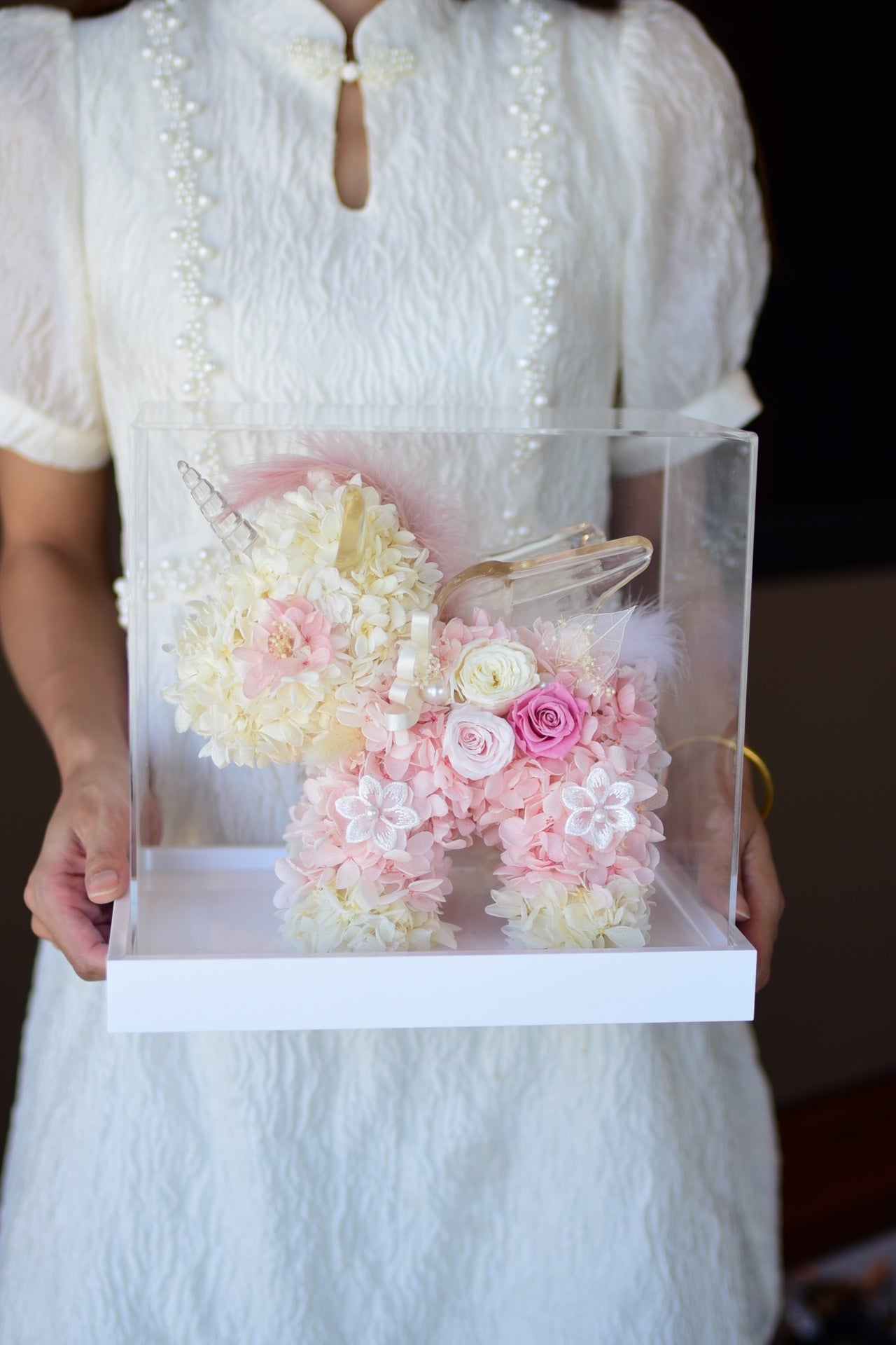 Timeless Artistry in Bloom: The Preserved Flower Unicorn Sculpture. An Everlasting Masterpiece for Birthday & Celebrations.