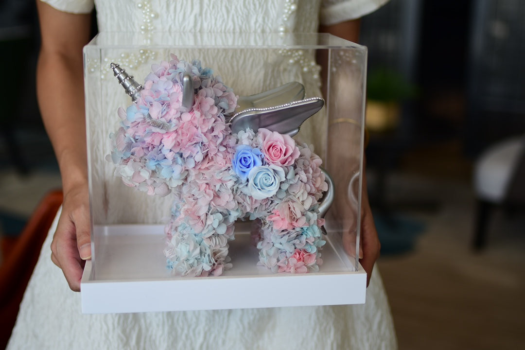 Sparkling LED Unicorn with Real Preserved Roses - The Ultimate Gift for Her, Creates a Dreamy Ambiance