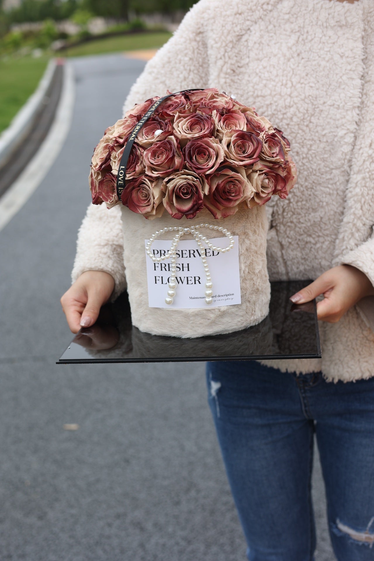  Preserved Flower Hug Bucket (Rose) - Eternal Beauty, Forever Affection Gift, Suitable for Wedding Anniversary & First Date Milestone