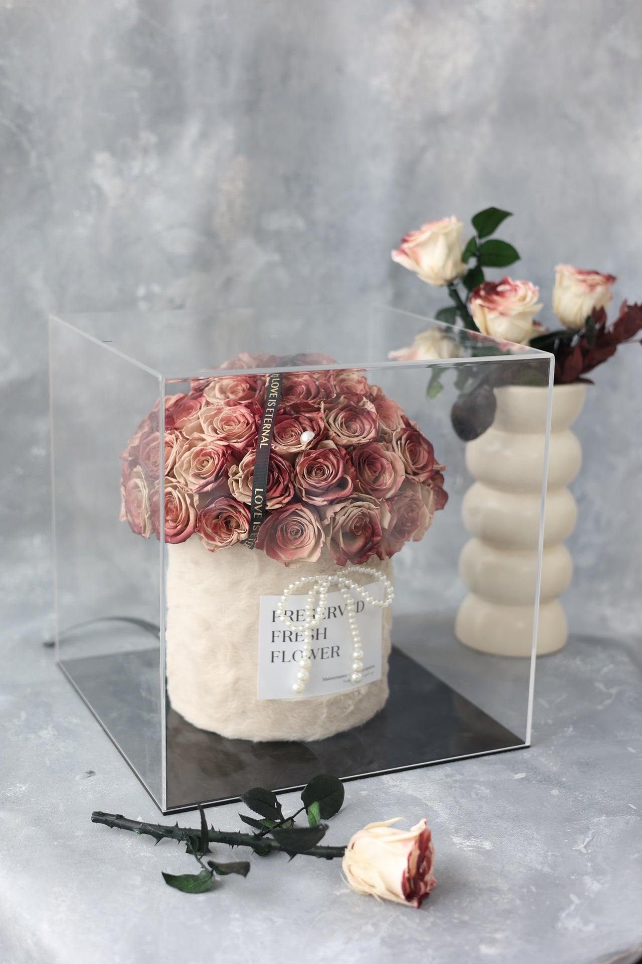  Preserved Flower Hug Bucket (Rose) - Eternal Beauty, Forever Affection Gift, Suitable for Wedding Anniversary & First Date Milestone