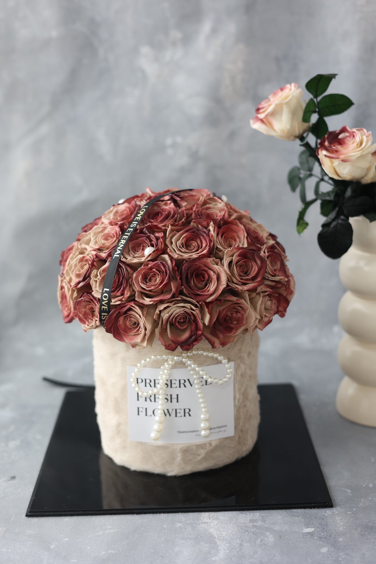  Preserved Flower Hug Bucket (Rose) - Eternal Beauty, Forever Affection Gift, Suitable for Wedding Anniversary & First Date Milestone