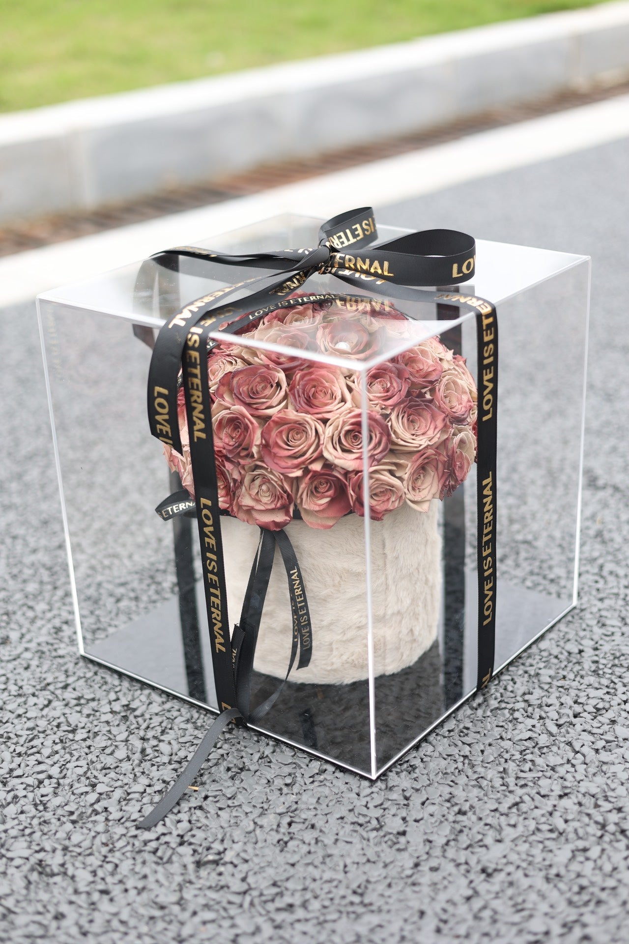 Preserved Flower Hug Bucket (Rose) - Eternal Beauty, Forever Affection Gift, Suitable for Wedding Anniversary & First Date Milestone
