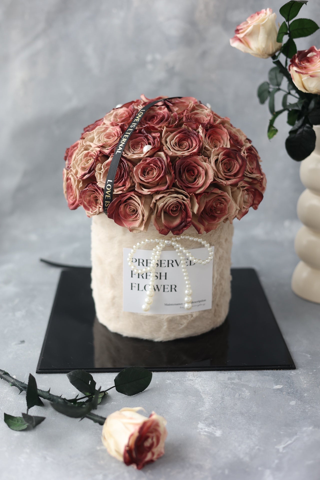  Preserved Flower Hug Bucket (Rose) - Eternal Beauty, Forever Affection Gift, Suitable for Wedding Anniversary & First Date Milestone