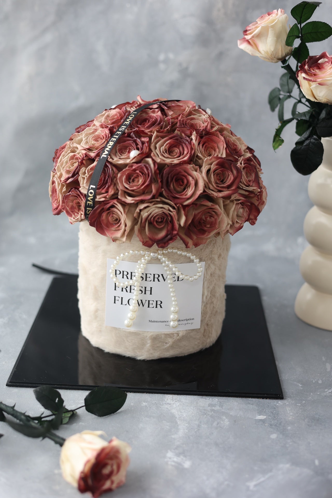  Preserved Flower Hug Bucket (Rose) - Eternal Beauty, Forever Affection Gift, Suitable for Wedding Anniversary & First Date Milestone