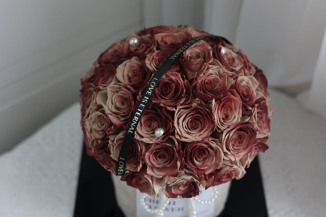  Preserved Flower Hug Bucket (Rose) - Eternal Beauty, Forever Affection Gift, Suitable for Wedding Anniversary & First Date Milestone