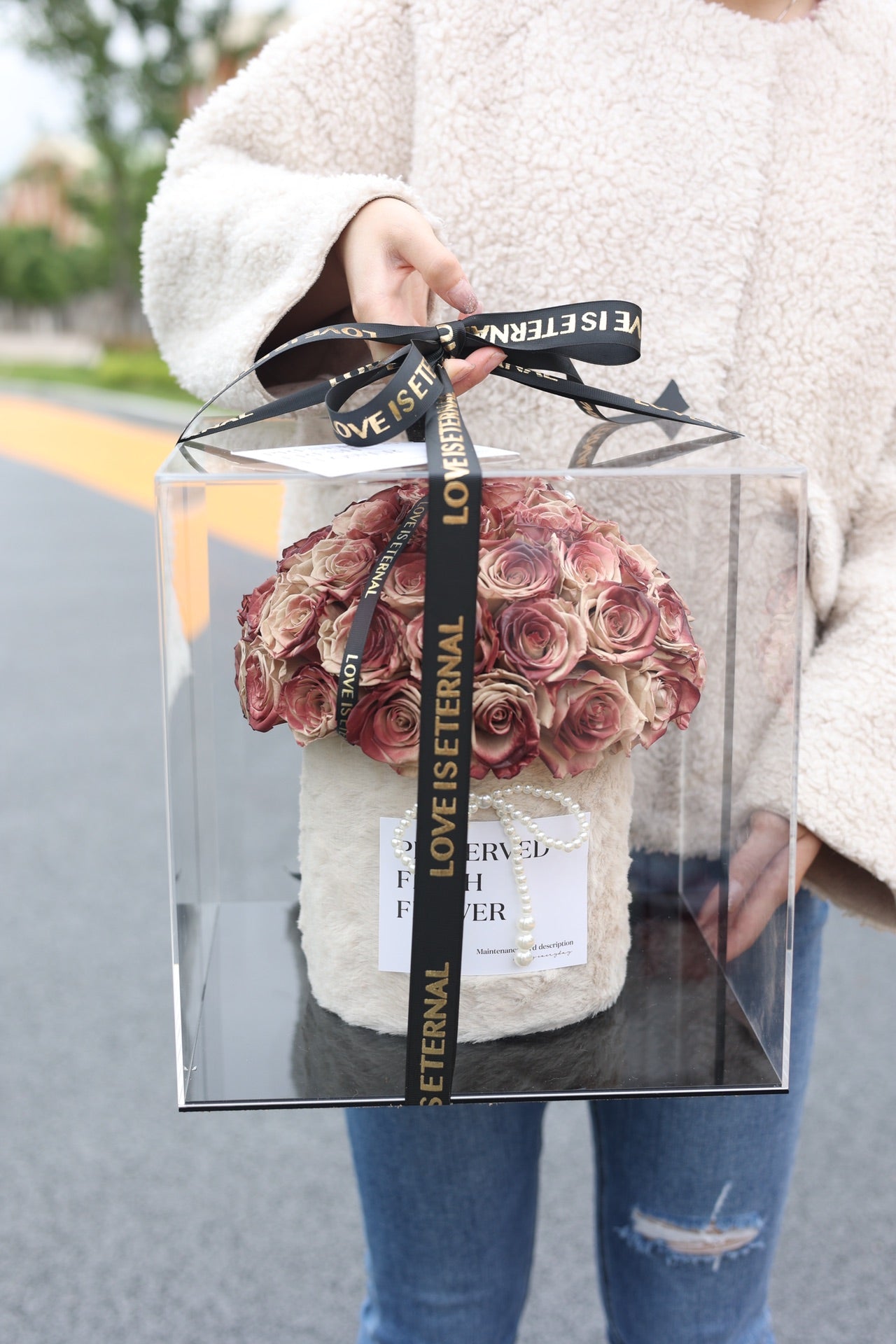  Preserved Flower Hug Bucket (Rose) - Eternal Beauty, Forever Affection Gift, Suitable for Wedding Anniversary & First Date Milestone