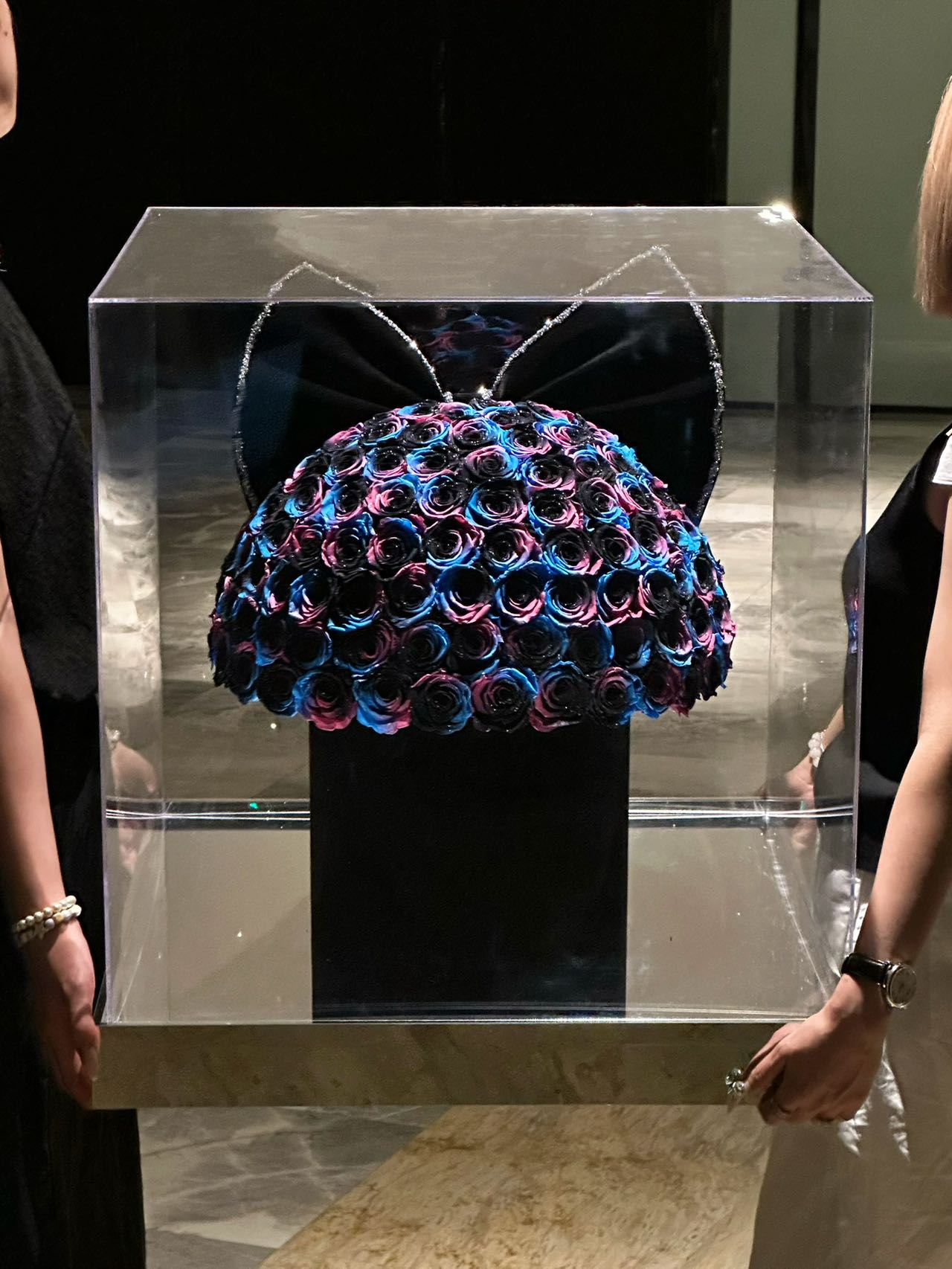 Premium Preserved Rose Hug Bucket - Eternal Blooms, Forever Love Token, Suitable for Valentine's Day & Wedding Anniversary