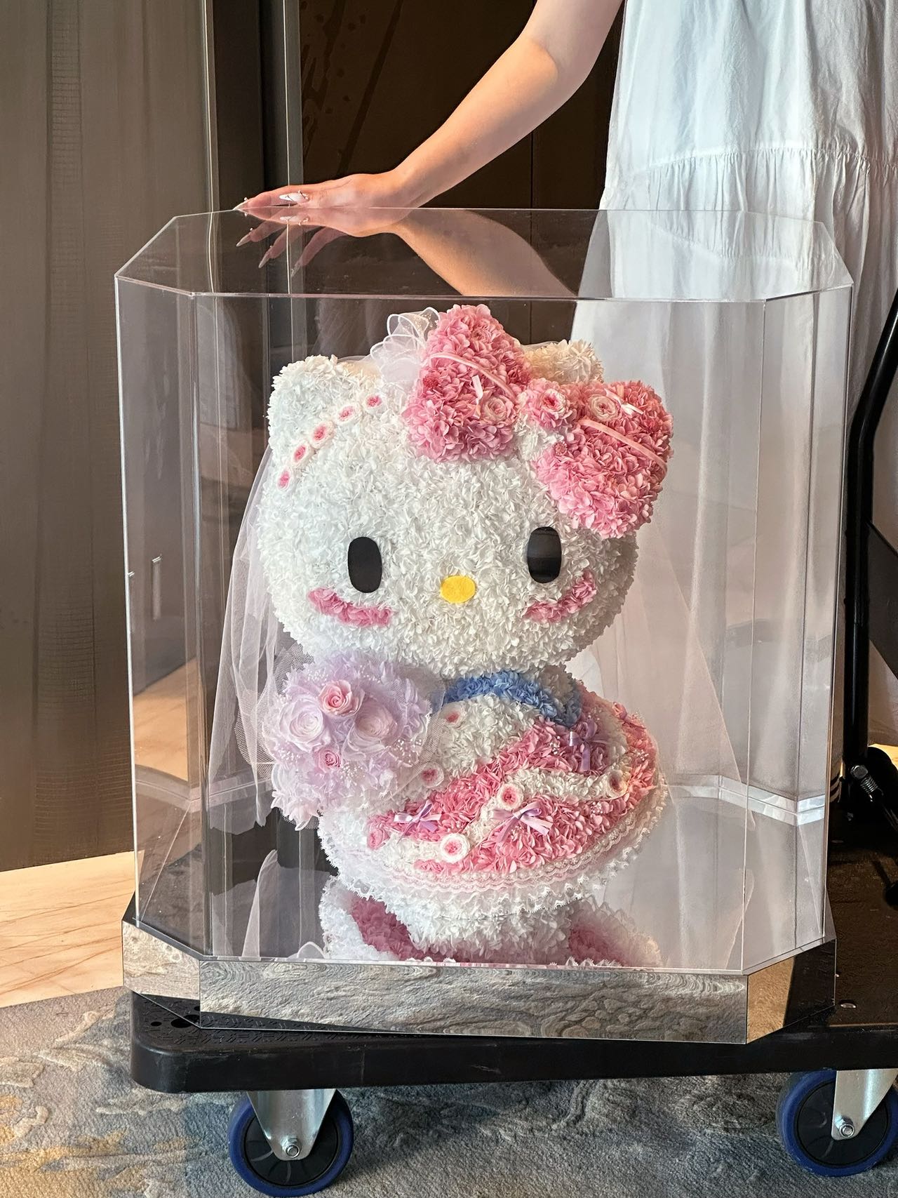 Hello Kitty Preserved Floral Doll - Long-Lasting Cute Plush, Great for Home Deco & Gift-Giving