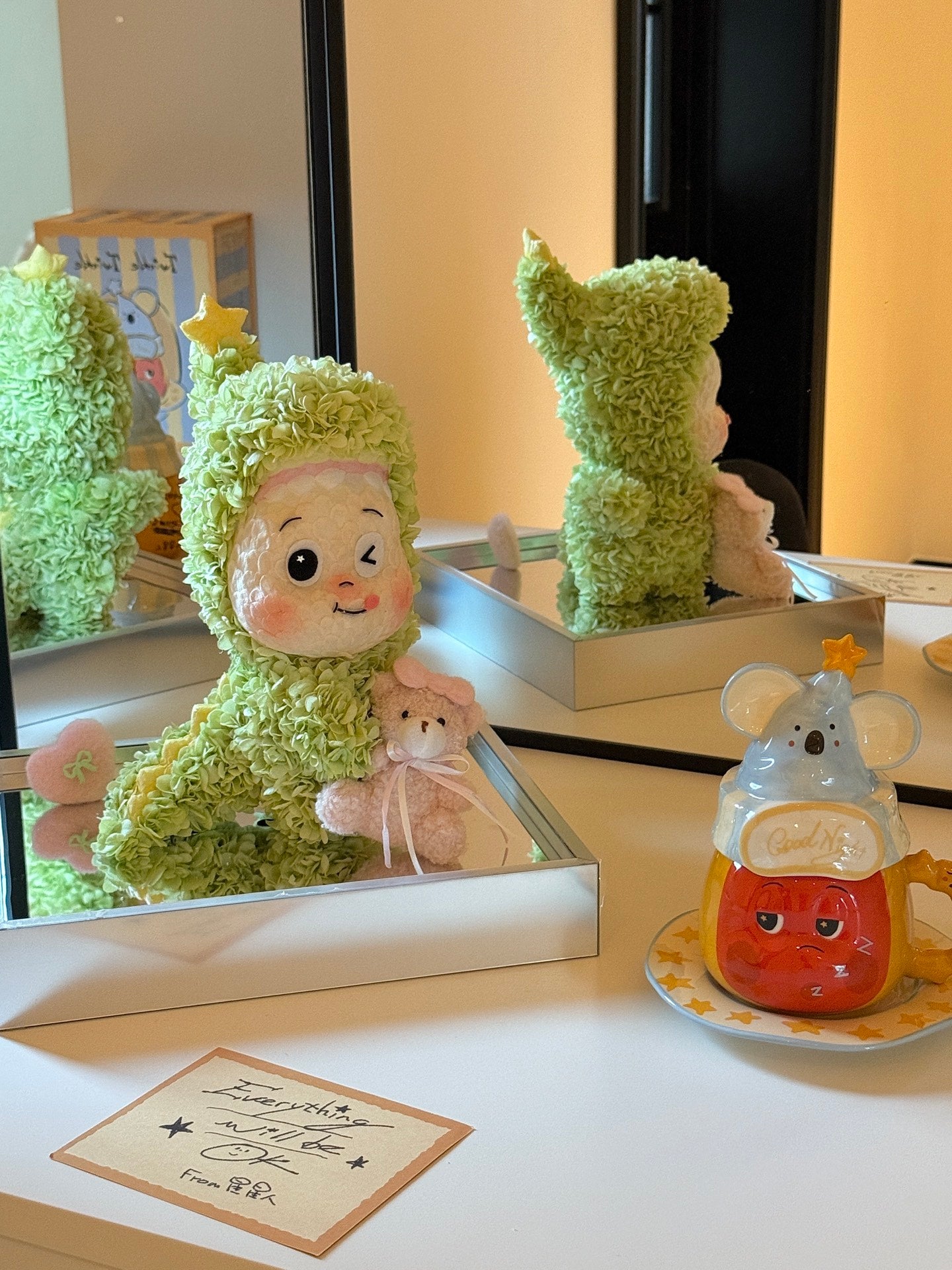 Preserved Flower Little Dinosaur Star Man Doll Real Preserved Flower Ornaments for Girlfriend or Daughter's Birthday Gift