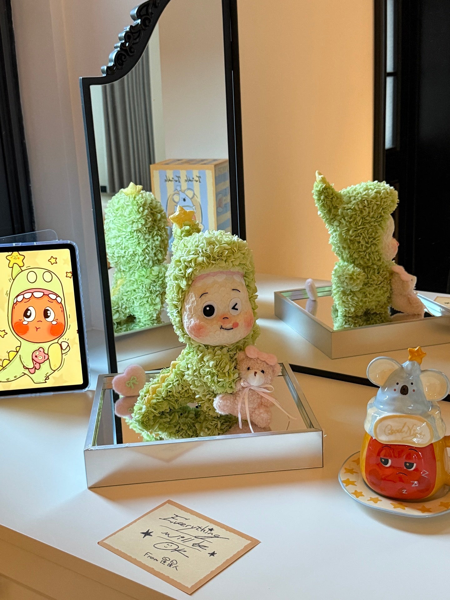 Preserved Flower Little Dinosaur Star Man Doll Real Preserved Flower Ornaments for Girlfriend or Daughter's Birthday Gift