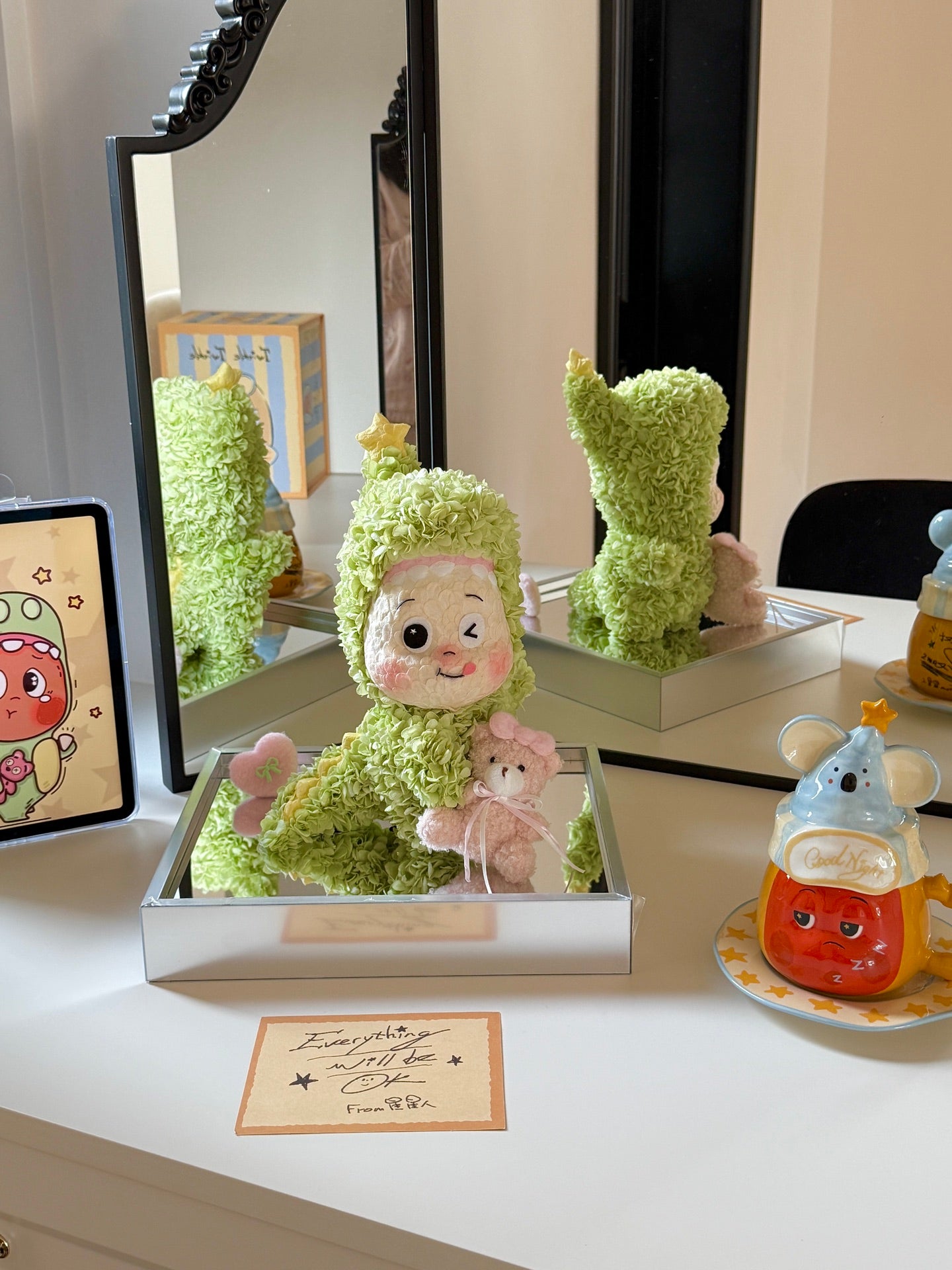 Preserved Flower Little Dinosaur Star Man Doll Real Preserved Flower Ornaments for Girlfriend or Daughter's Birthday Gift